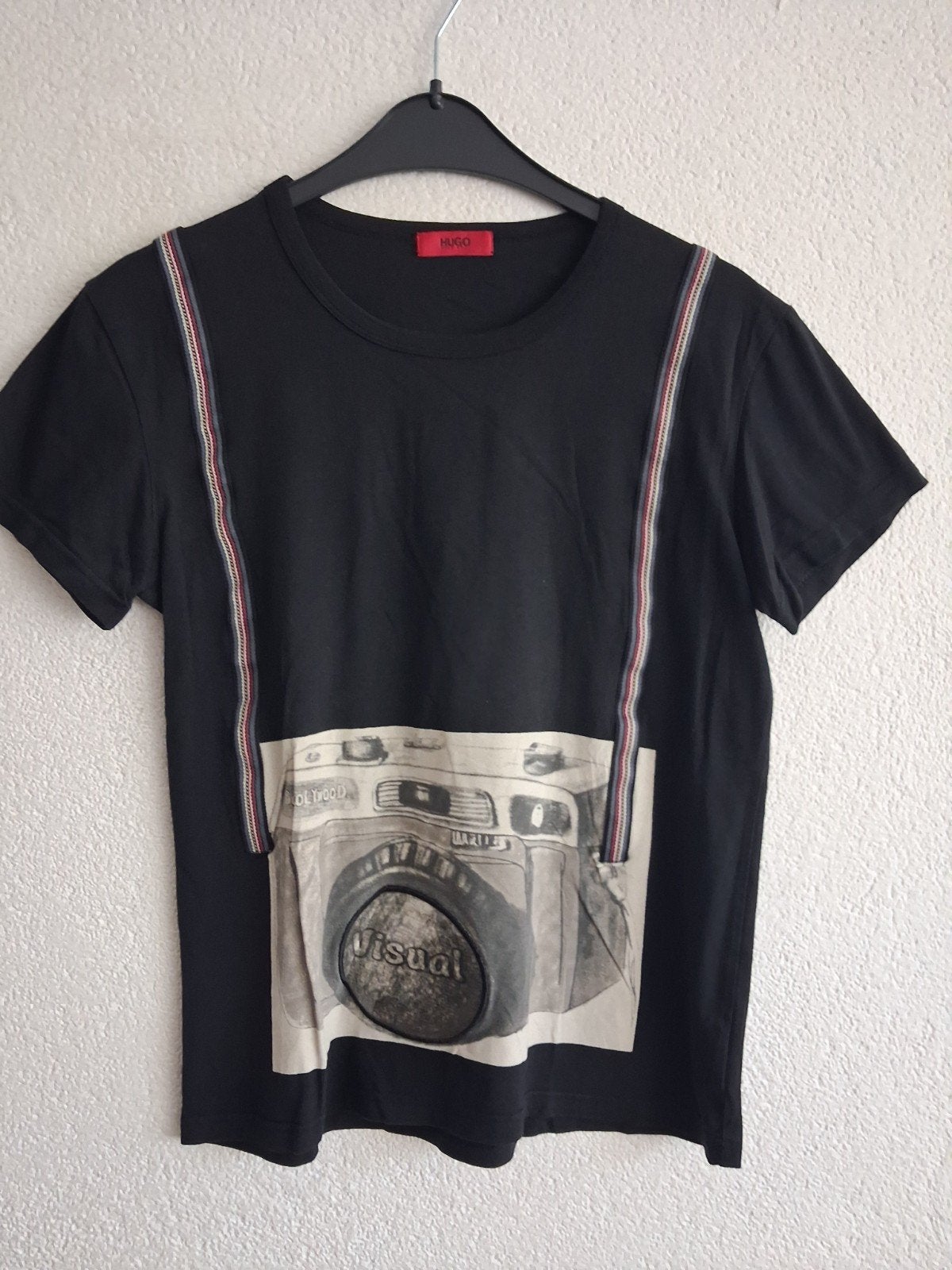 Hugo Boss T-shirt Zwart met Camera Print - Maat M, Maat 48/50 (M), Zwart, Ophalen of Verzenden, Zo goed als nieuw