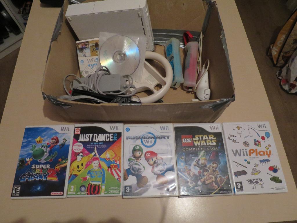 Nintendo Wii (omgebouwd) incl. 8 Games en stuurtje, Ophalen of Verzenden, Gebruikt, Met 2 controllers, Met stuurtje