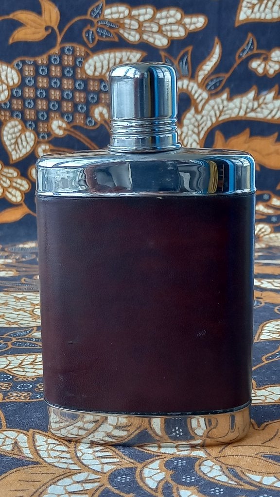 Mooie originele zakfles uit Engeland van glas en leder 15 cm, Ophalen of Verzenden