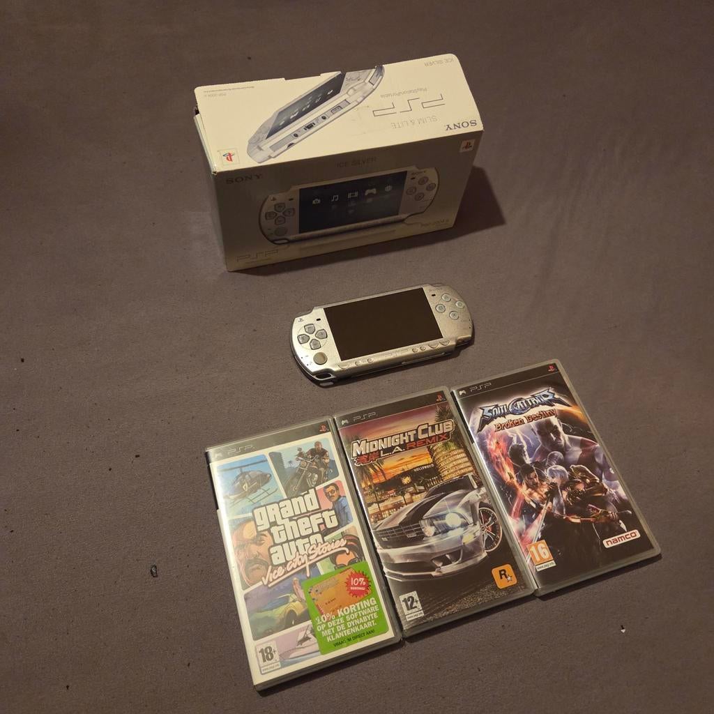 PSP 2000 ICE SILVER inclusief spellen, oplader en doos, Spelcomputers en Games, Spelcomputers | Sony PSP, Ophalen of Verzenden