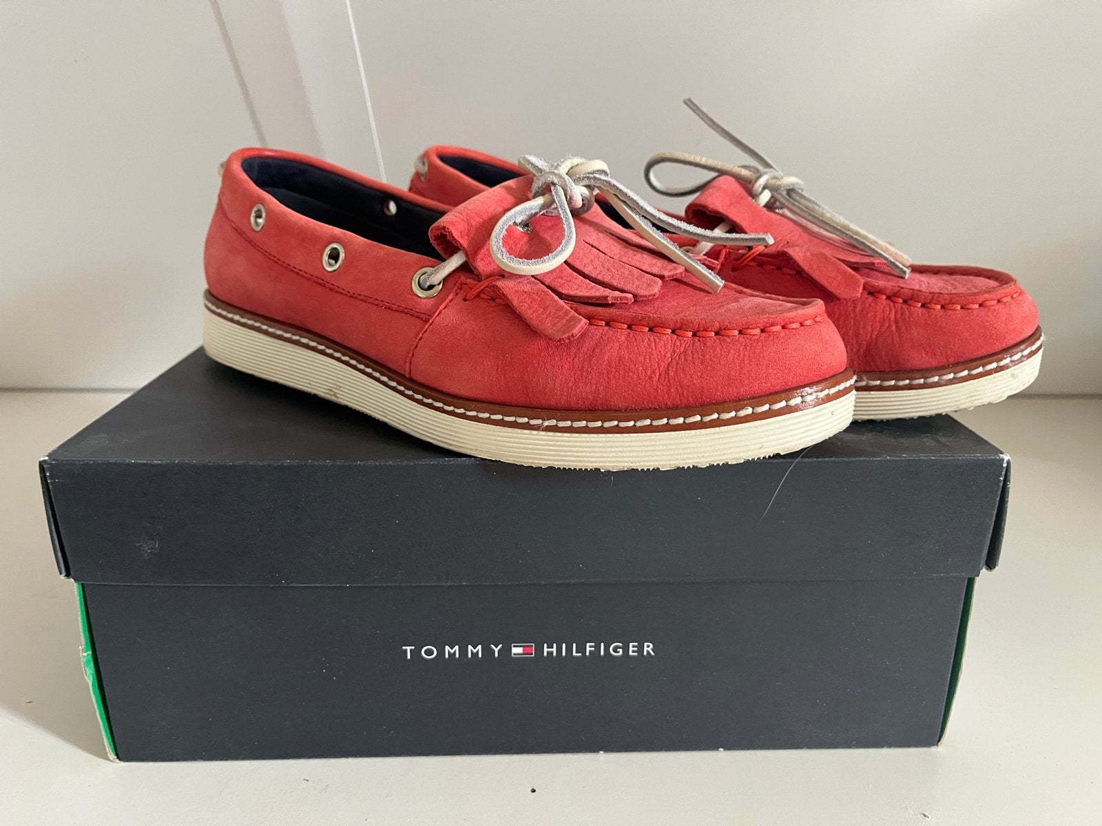 Tommy Hilfiger Instappers bootschoenen - Rood - Maat 37, Kleding | Dames, Schoenen, Ophalen of Verzenden, Zo goed als nieuw, Rood