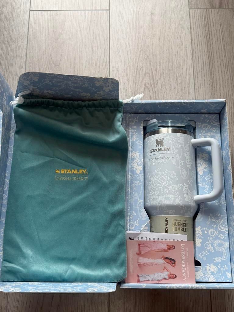 Stanley x LoveShackFancy Quencher Tumbler 1.18L – Nieuw, Overige typen, Stanley, Nieuw, Ophalen of Verzenden