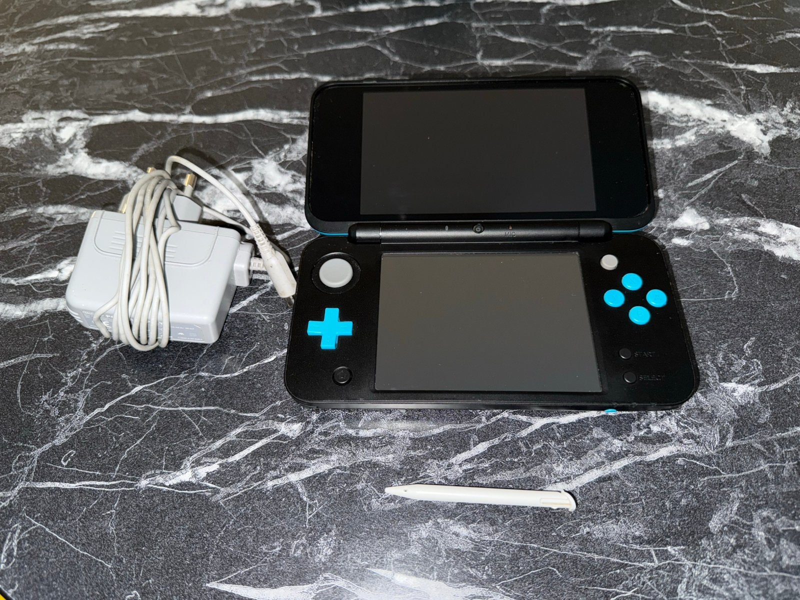 New Nintendo 2DS XL, Spelcomputers en Games, Spelcomputers | Nintendo 2DS en 3DS, Ophalen of Verzenden, Zo goed als nieuw, 2DS
