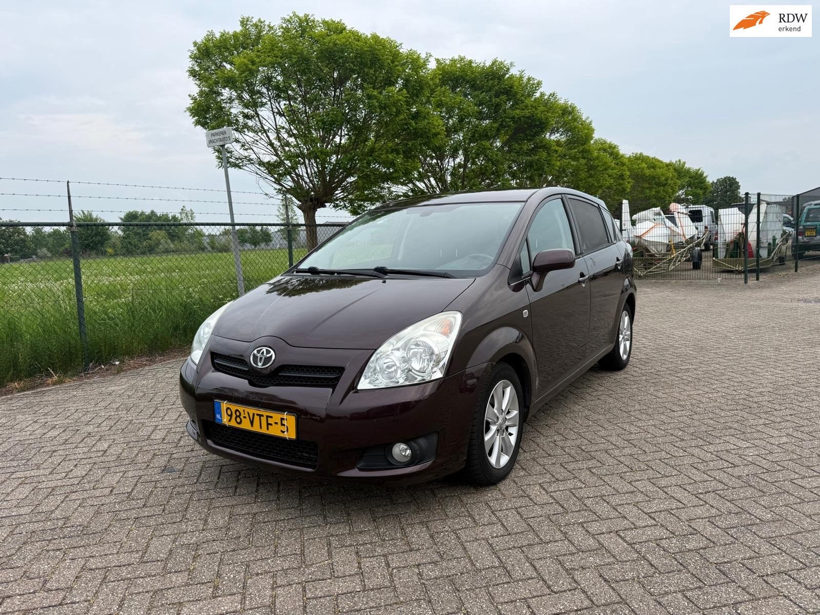 Toyota Verso 2.2 D-4D Luna Weinig Km Uniek op Grijs kenteken, Auto's, Voorwielaandrijving, Gebruikt, 4 cilinders, Bruin