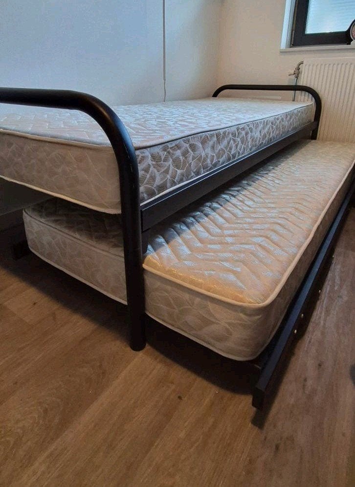 Praktisch uitschuifbed met twee matrassen, Huis en Inrichting, Ophalen, Gebruikt, 90 cm, Eenpersoons