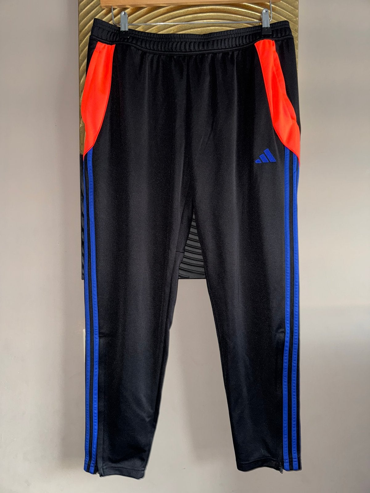 Adidas trainingsbroek - Zwart met blauwe en oranje accenten, Zwart, Maat 56/58 (XL), Ophalen of Verzenden, Zo goed als nieuw