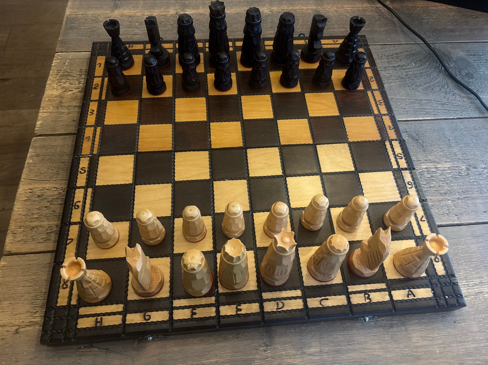 Oud oost-europees vintage handgesneden houten schaakspel!, Een of twee spelers, Ophalen of Verzenden, Zo goed als nieuw