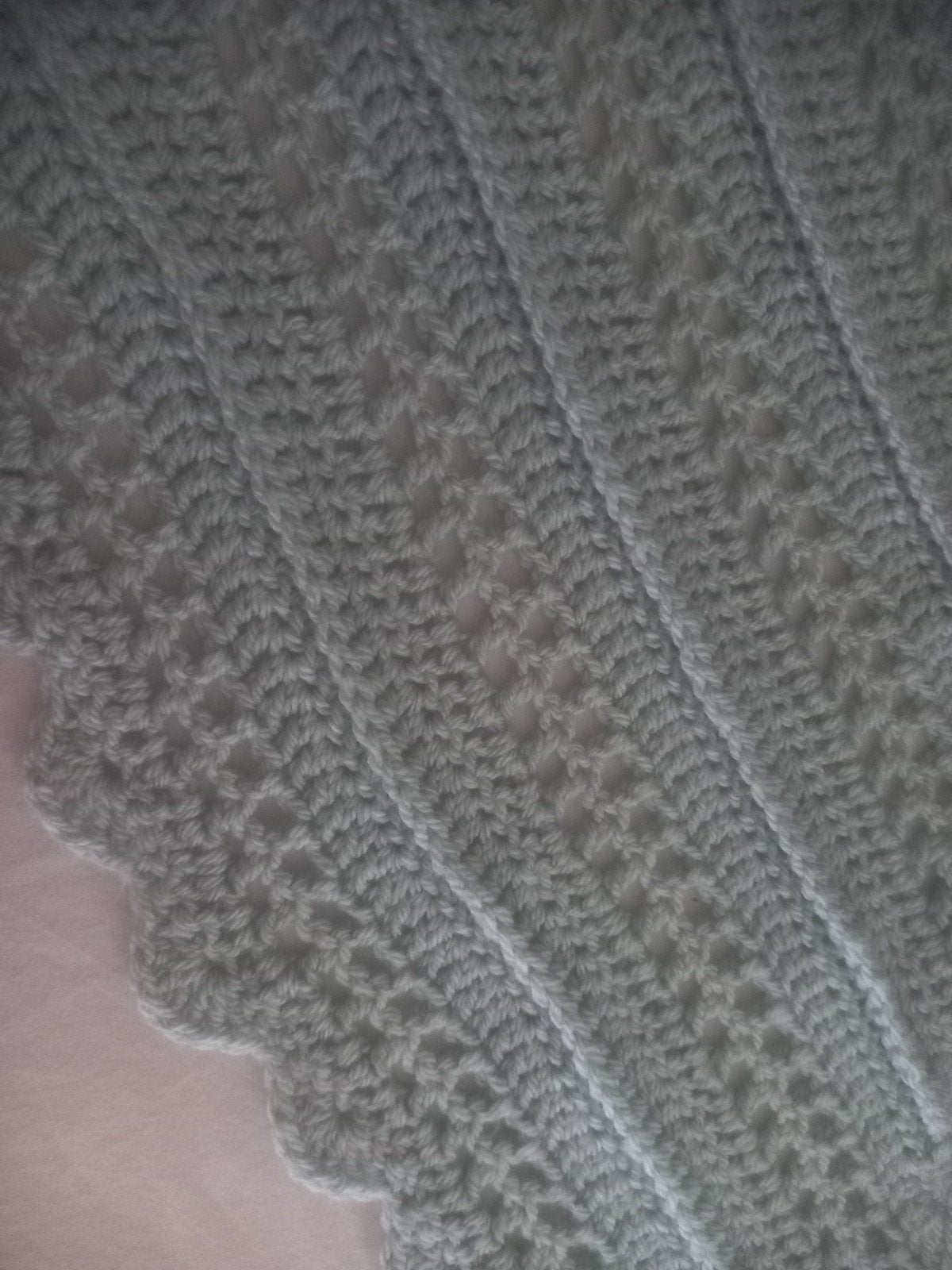 Mooi gehaakte zachtgroene driehoek omslagdoek - Nieuw, Ophalen of Verzenden