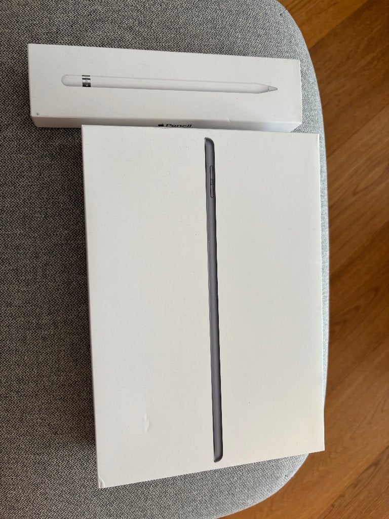 Foto 2 van iPad 9th Generation 64GB + Apple Pencil - MINT in Box