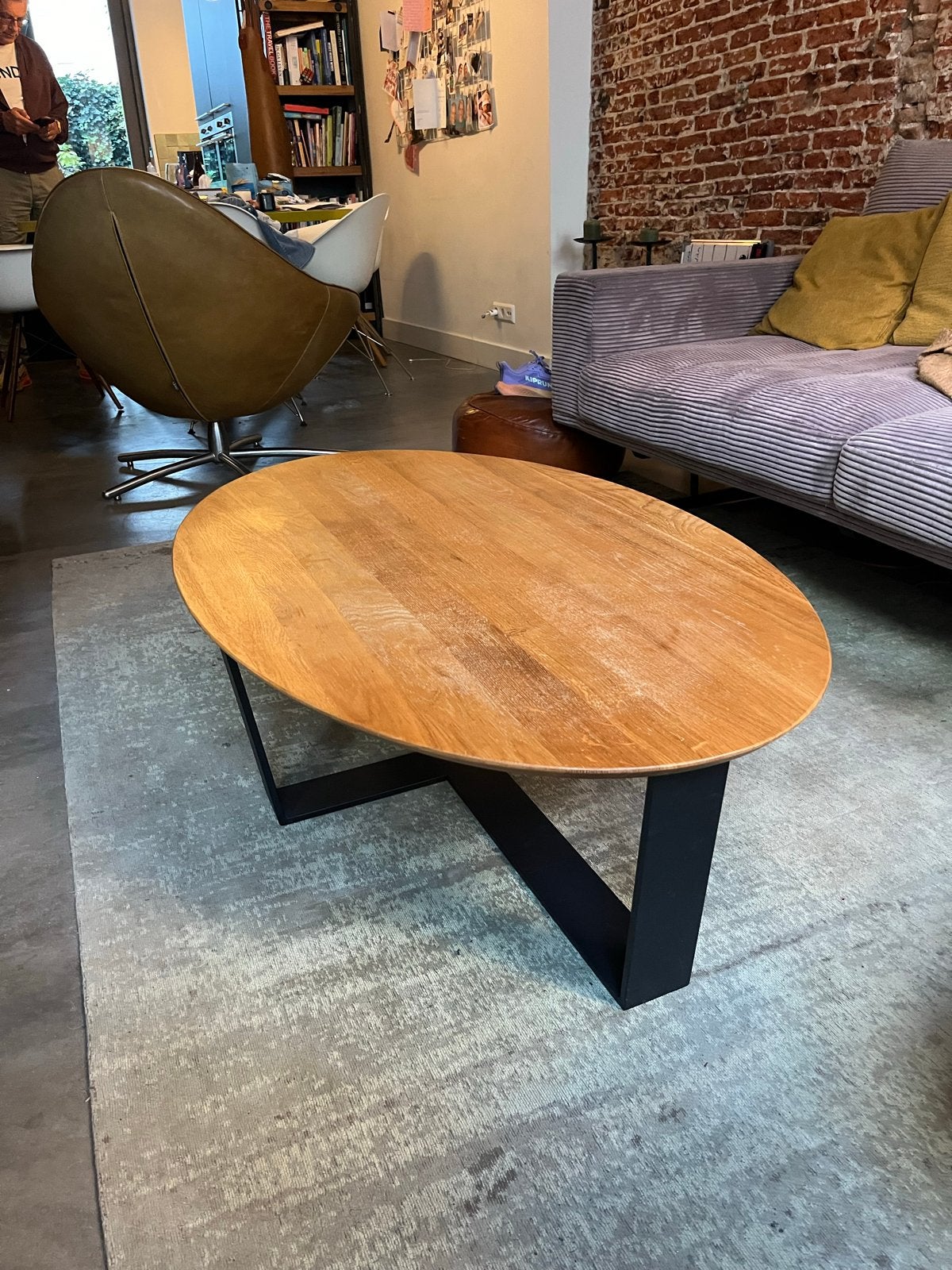 Ovale houten salontafel met zwart metalen onderstel, Gebruikt, 100 tot 150 cm, Eikenhout, Ovaal