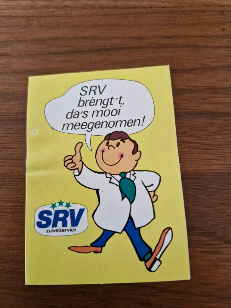 8107 Vintage SRV Zuivelservice sticker - 'SRV brengt 't', Ophalen of Verzenden, Gebruikt, Bedrijf of Vereniging