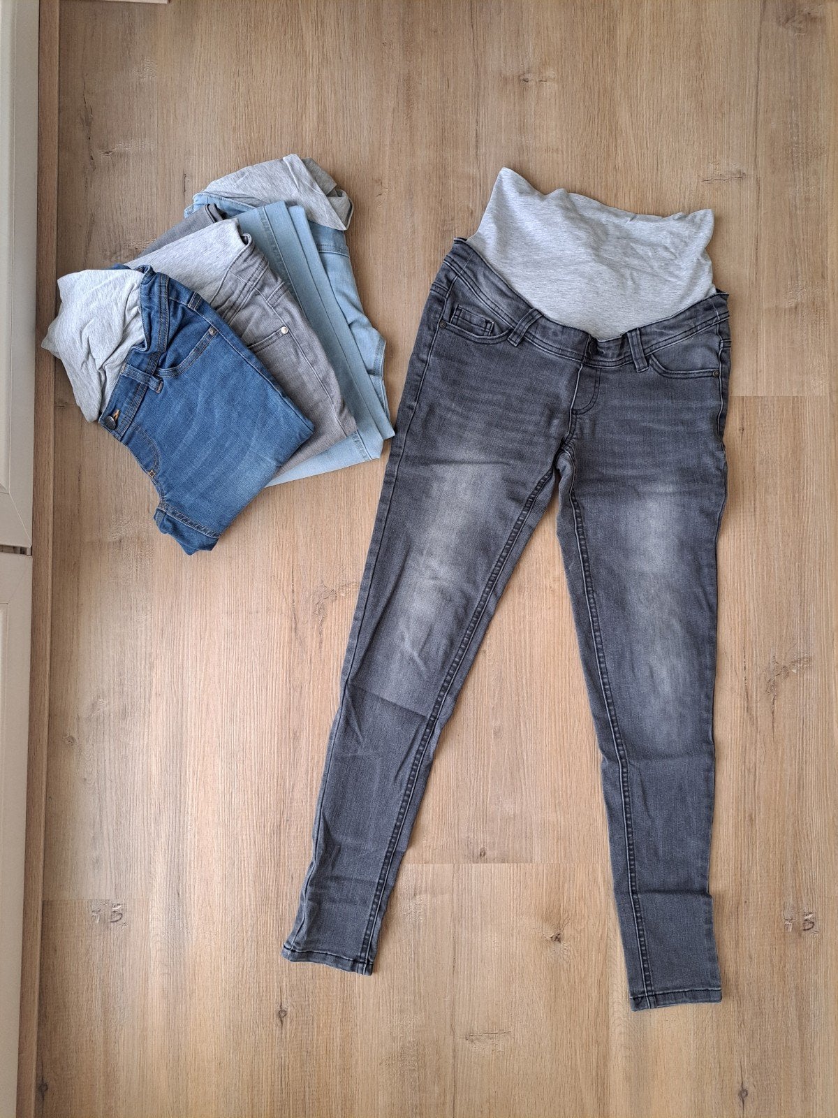 Vier zwangerschapsbroeken denim, maat W28, Maat 38/40 (M), Blauw, Ophalen of Verzenden, Zo goed als nieuw