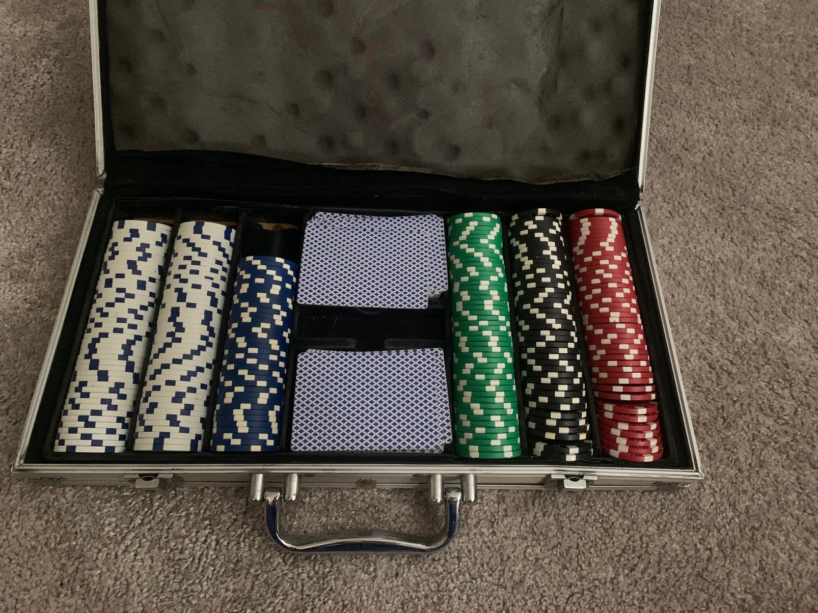 Pokerset met 500 fiches in aluminium koffer, Hobby en Vrije tijd, Gezelschapsspellen | Kaartspellen, Drie of vier spelers, Ophalen of Verzenden