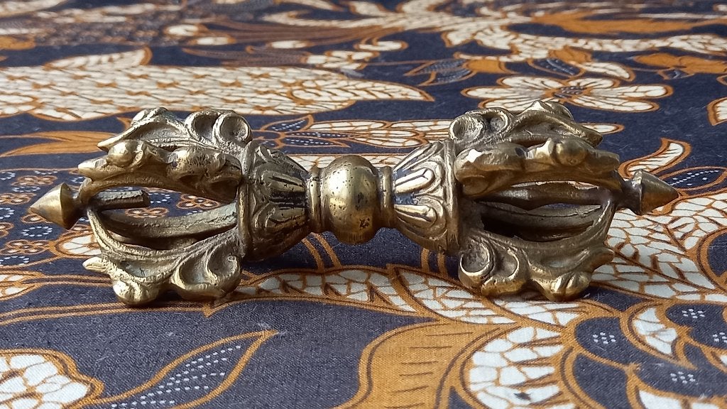 Mooie antieke Oosterse Vajra of Dorje van brons 14,5 cm., Antiek en Kunst, Kunst | Niet-Westerse kunst, Ritueel object, Handgemaakt