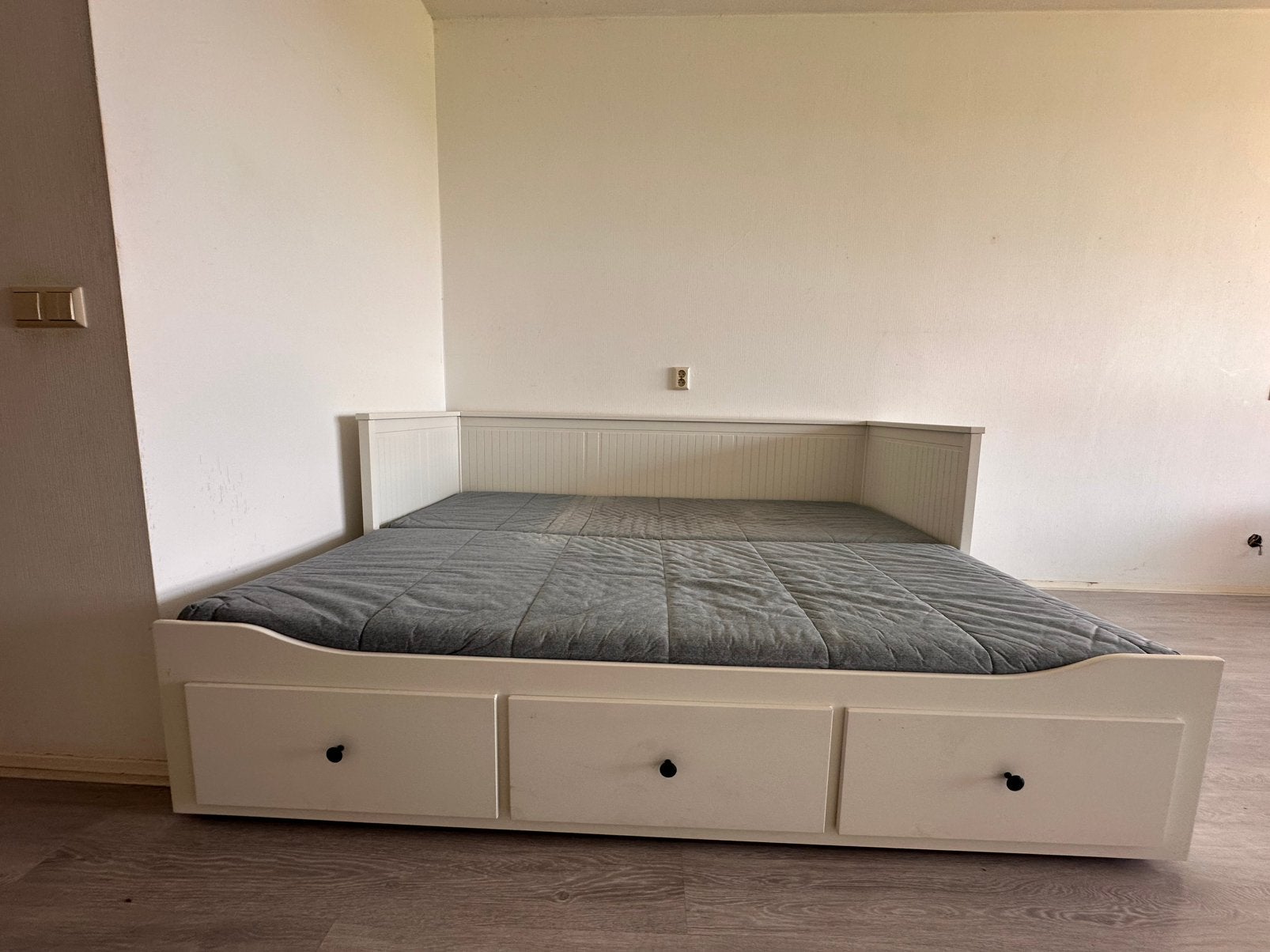 IKEA HEMNES Bedbank met 3 lades + GRATIS matras – €150, Ophalen, Gebruikt, Wit, Tweepersoons
