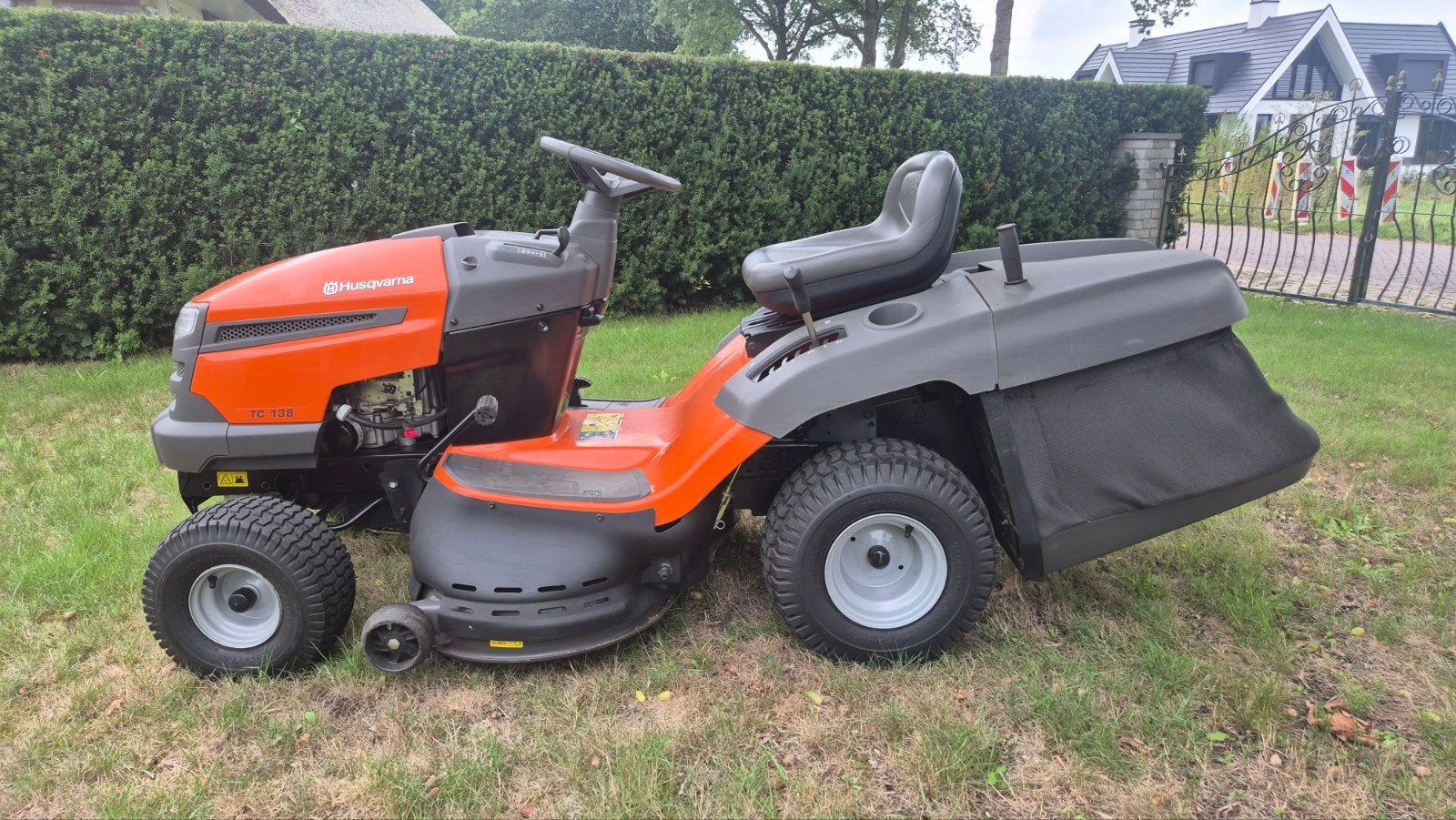 Husqvarna TC 138 Zitmaaier - Zo goed als nieuw, Ophalen, Cirkelmaaier, Zo goed als nieuw, Opvangbak
