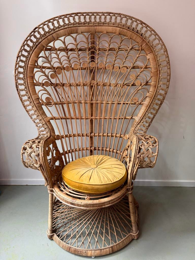 Vintage Pauwenstoel met comfortabel kussen, Huis en Inrichting, Ophalen, Gebruikt, Overige kleuren, Riet of Rotan