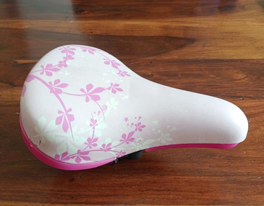 Roze kinderzadel met bloemetjespatroon - Gebruikt, Gebruikt, Kinderfiets, Kunststof, Ophalen of Verzenden