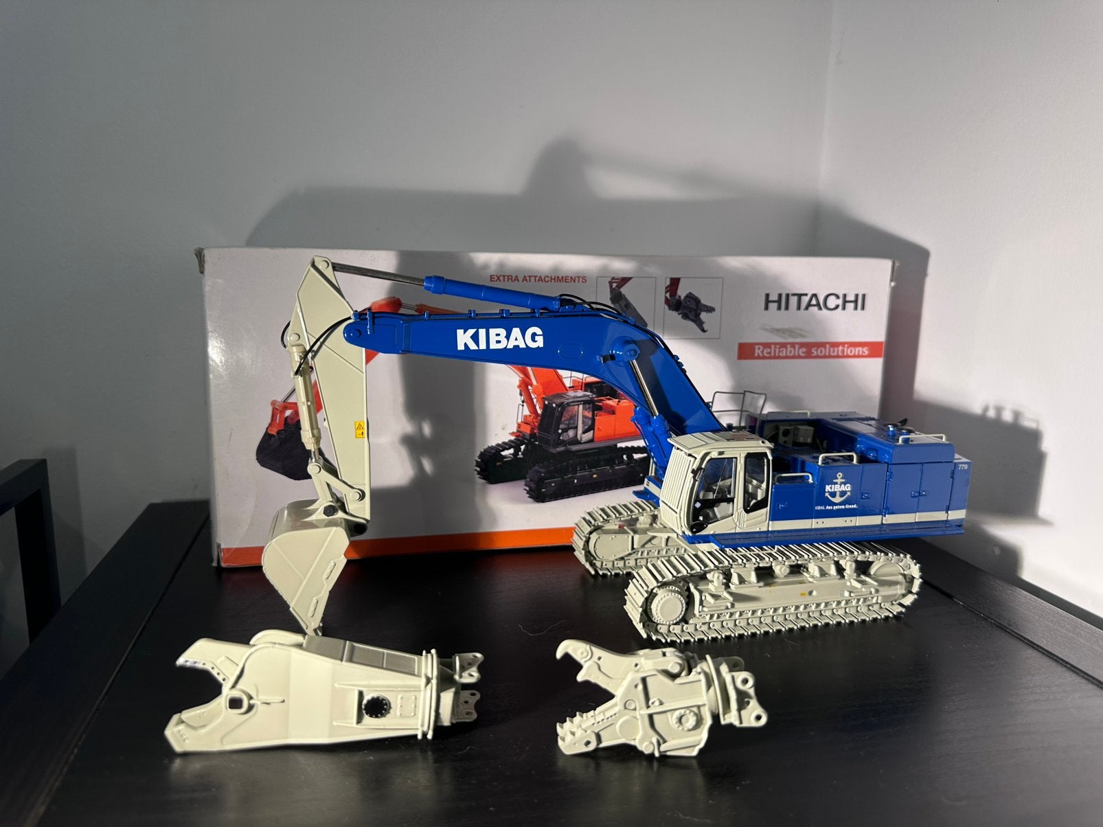 WSI Hitachi ZX 870 Kibag, Hobby en Vrije tijd, Modelauto's | 1:50, Ophalen of Verzenden, Zo goed als nieuw, Bus of Vrachtwagen