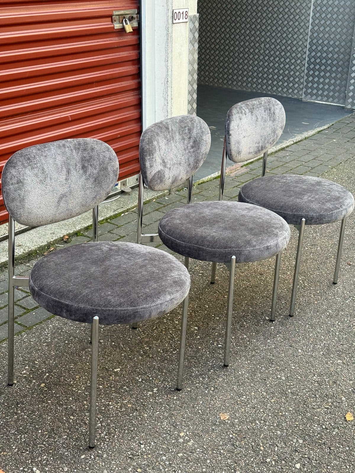 Set of 4 dining chairs, grey velvet with chrome frame, Ophalen, Zo goed als nieuw, Vier, Metaal