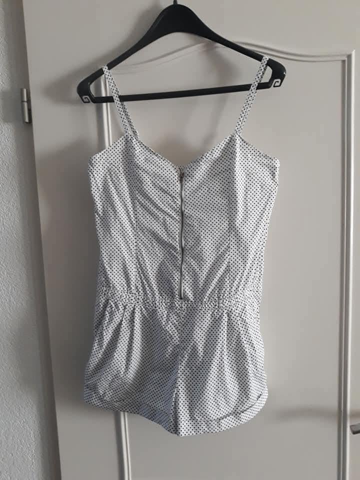 Jumpsuit kort wit met zwarte nopjes nieuw mt 40., Kleding | Dames, Jumpsuits, Ophalen of Verzenden, Nieuw, Maat 38/40 (M), Wit