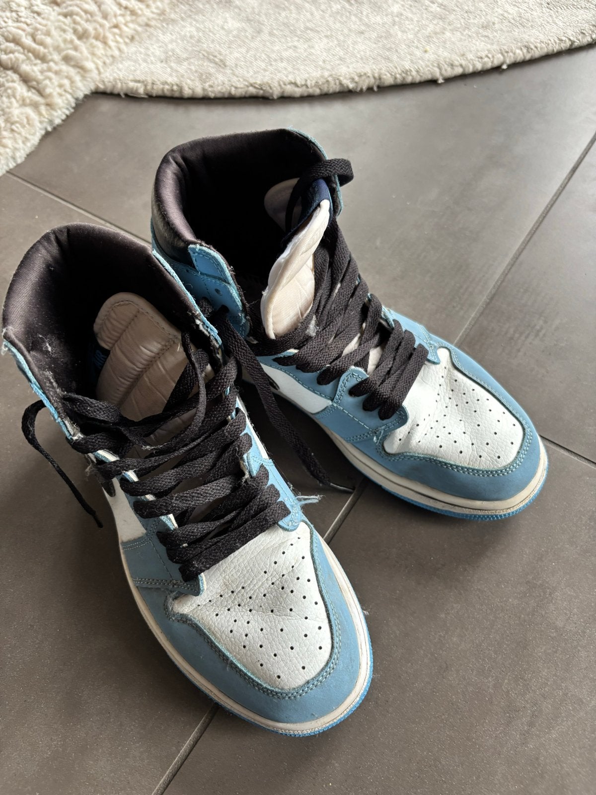 Nike Air Jordan 1 High UNC (gedragen) - maat 40, Kleding | Heren, Ophalen of Verzenden, Gedragen, Blauw, Sneakers of Gympen