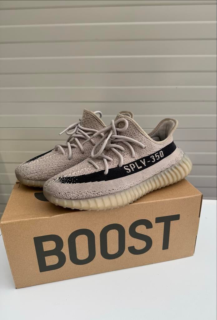 Adidas Yeezy Boost 350 V2 Slate - Maat 43 1/3, Kleding | Heren, Schoenen, Overige kleuren, Ophalen of Verzenden, Sneakers of Gympen