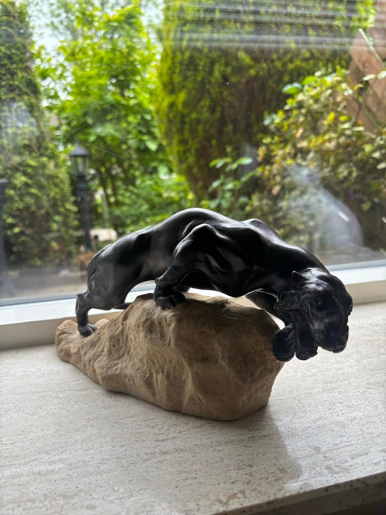 Bronzen panter op steen, Ophalen, 20 - 50 cm, Op sokkel, Beeld