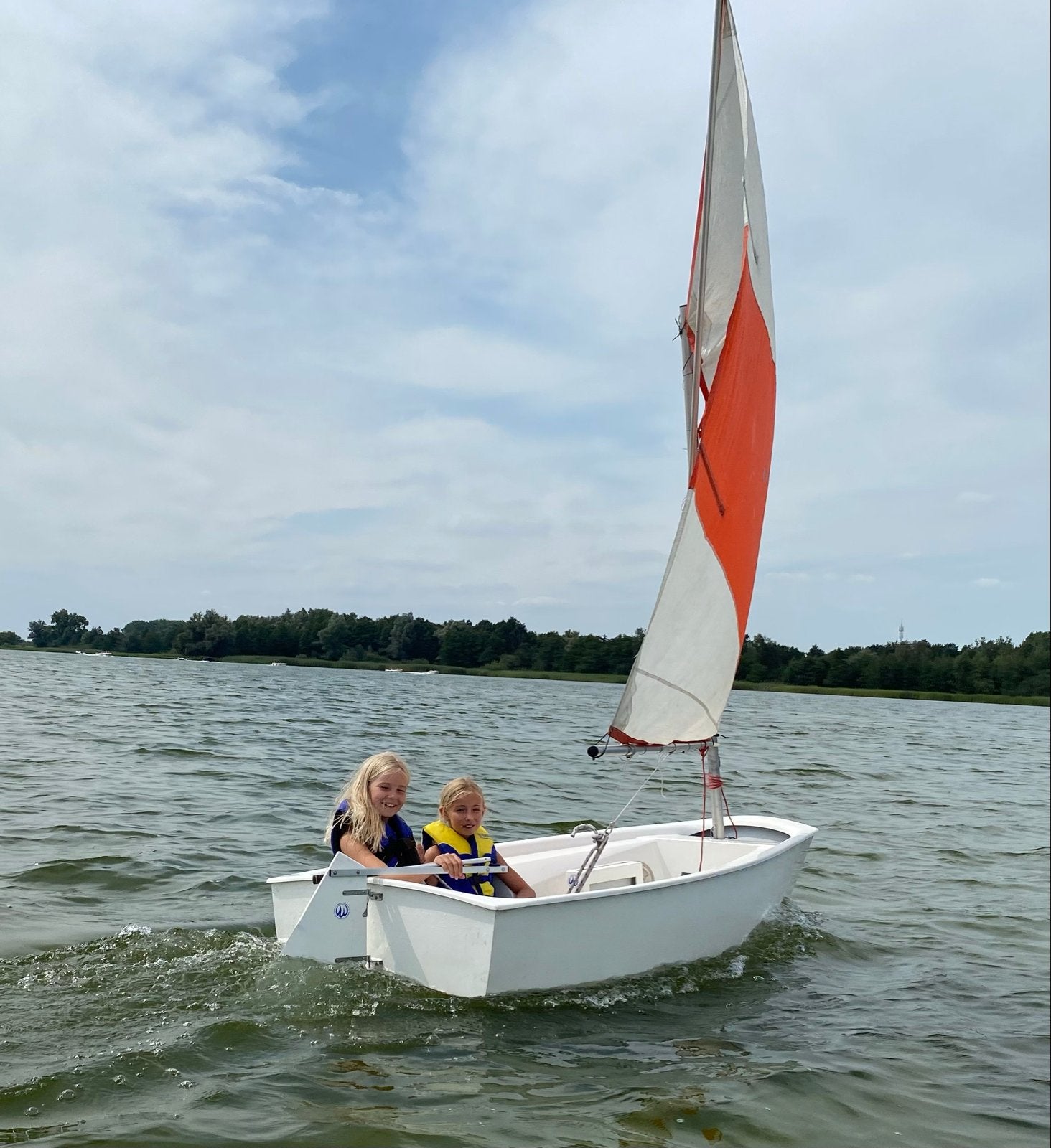 Optimist met trekkar - Ideaal voor jonge zeilers!, Watersport en Boten, Open zeilboten, Ophalen, Gebruikt, Inclusief trailer, Polyester