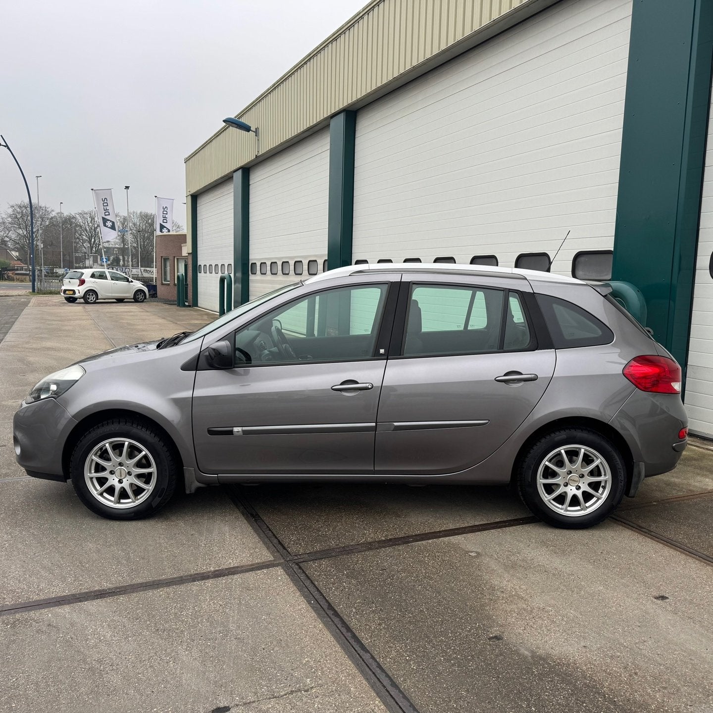 Renault Clio Estate 1.2 TCE Night & Day, Auto's, Renault, Voorwielaandrijving, Euro 5, Gebruikt, Zwart