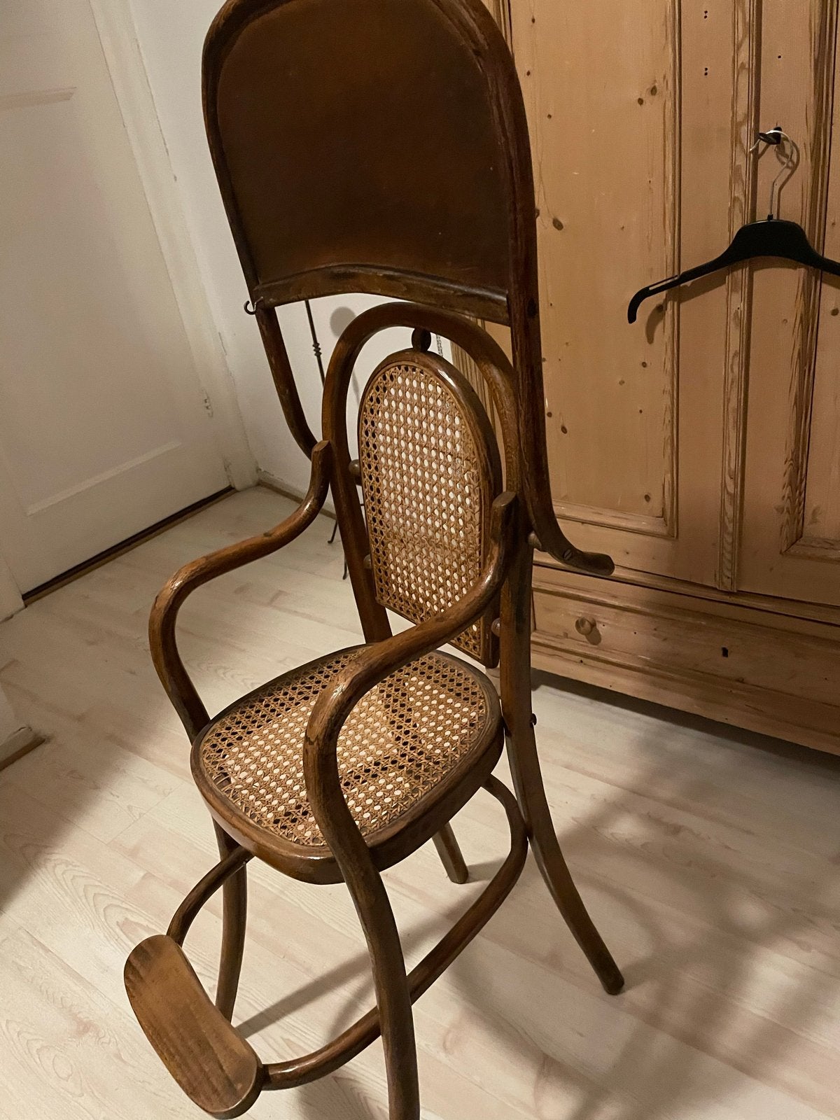 Antieke Thonet kinderstoel met rieten zitting, Antiek en Kunst, Ophalen