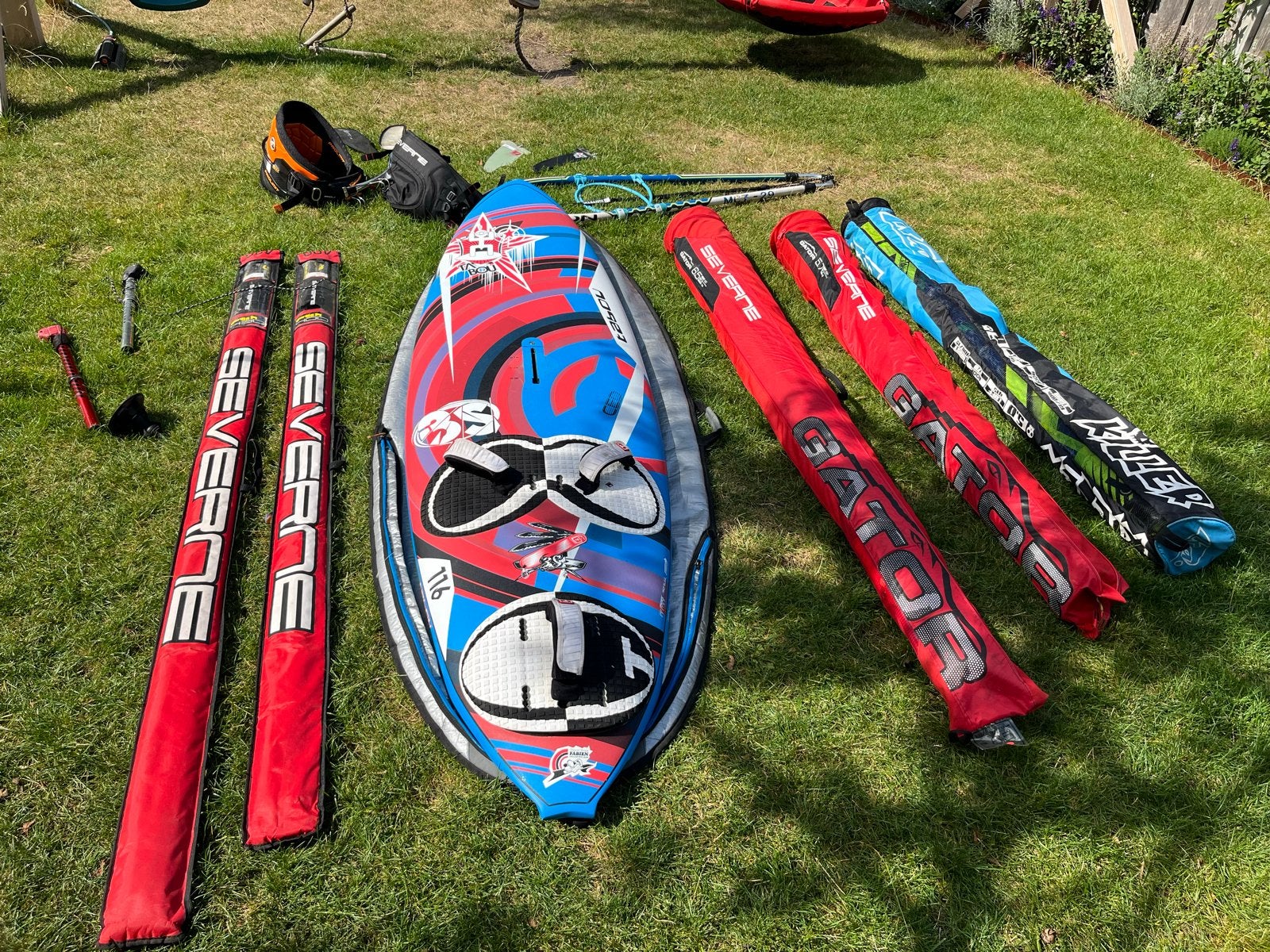 Complete windsurfset met board, zeilen en accessoires, Ophalen, Gebruikt, Met giek, 5 tot 6.5 m²