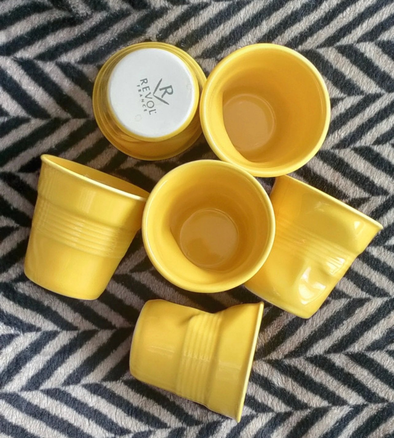 6 gele espresso deukbekers van Revol, Overige merken, Keramiek, Ophalen of Verzenden, Zo goed als nieuw