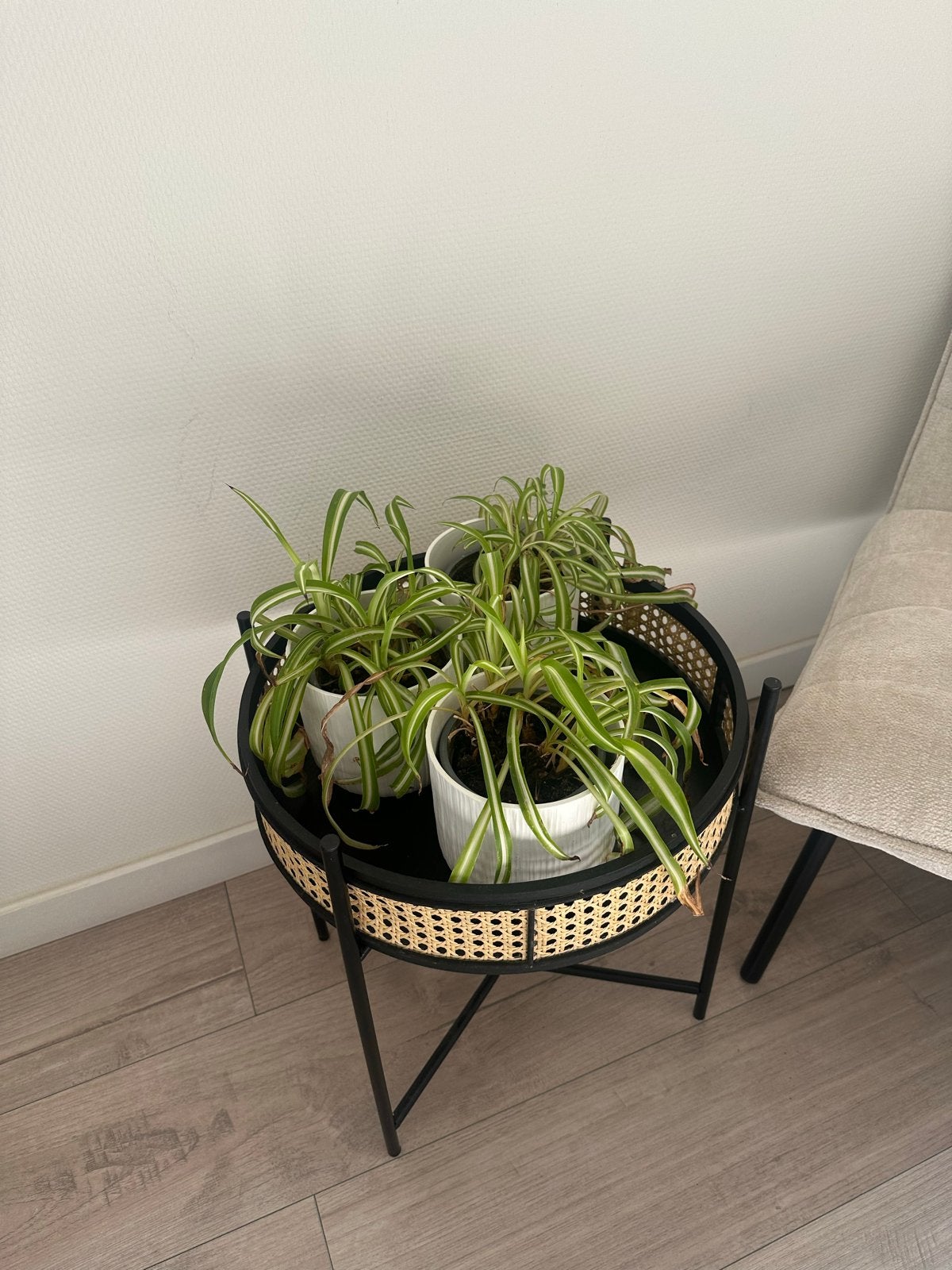 Stijlvolle bijzettafel met rotan details, Huis en Inrichting, Tafels | Bijzettafels, Minder dan 45 cm, Minder dan 55 cm, Metaal of Aluminium