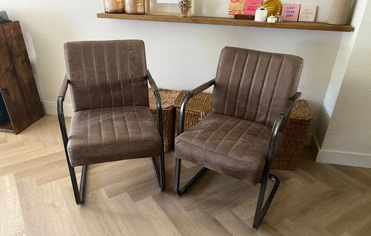 2 bruin leren eettafelstoelen, Huis en Inrichting, Stoelen, Ophalen, Zo goed als nieuw, Bruin, Twee