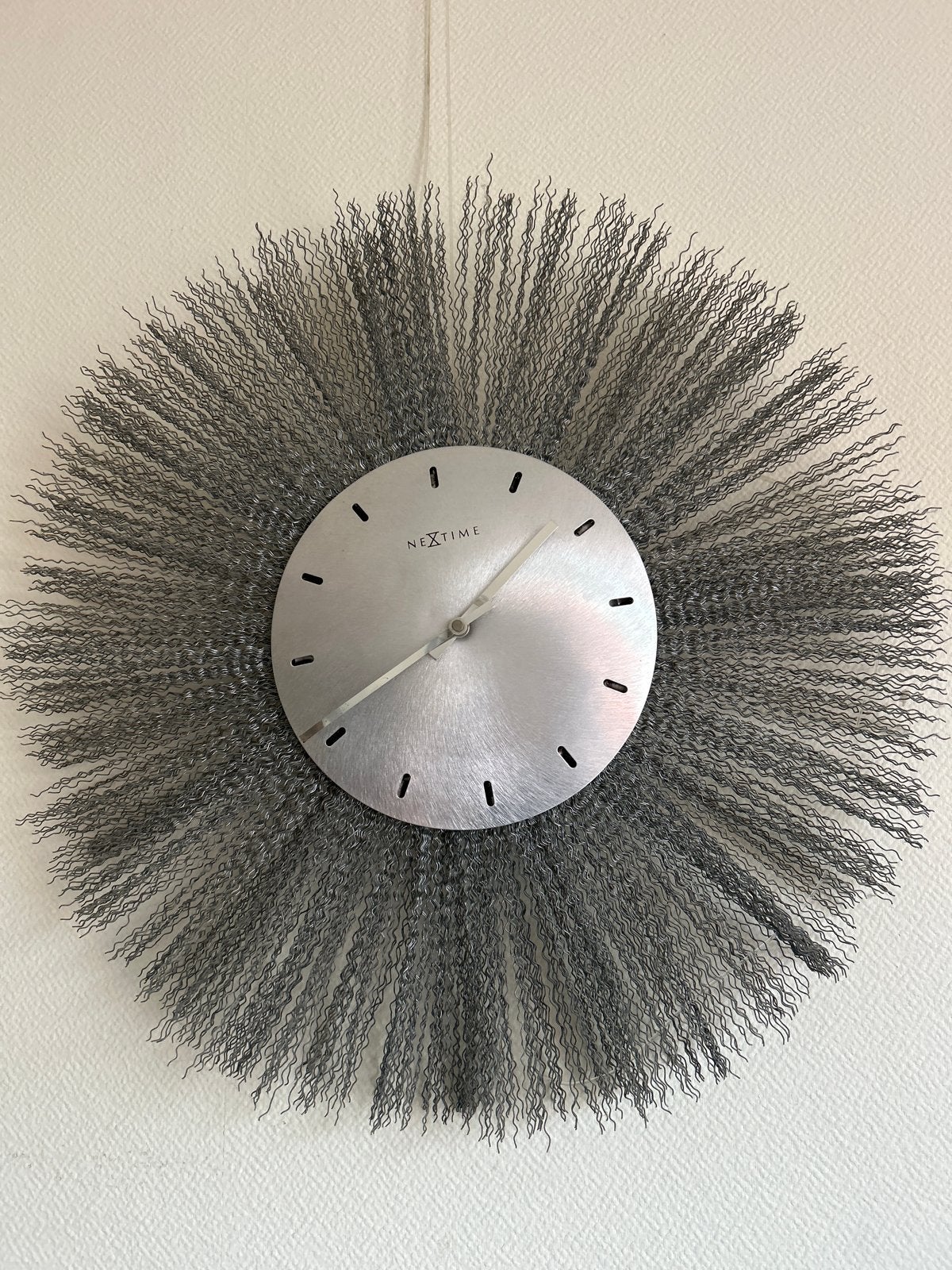 Nextime RVS Brush Wandklok - 60 cm, Huis en Inrichting, Wandklok, Ophalen of Verzenden, Zo goed als nieuw, Zilver