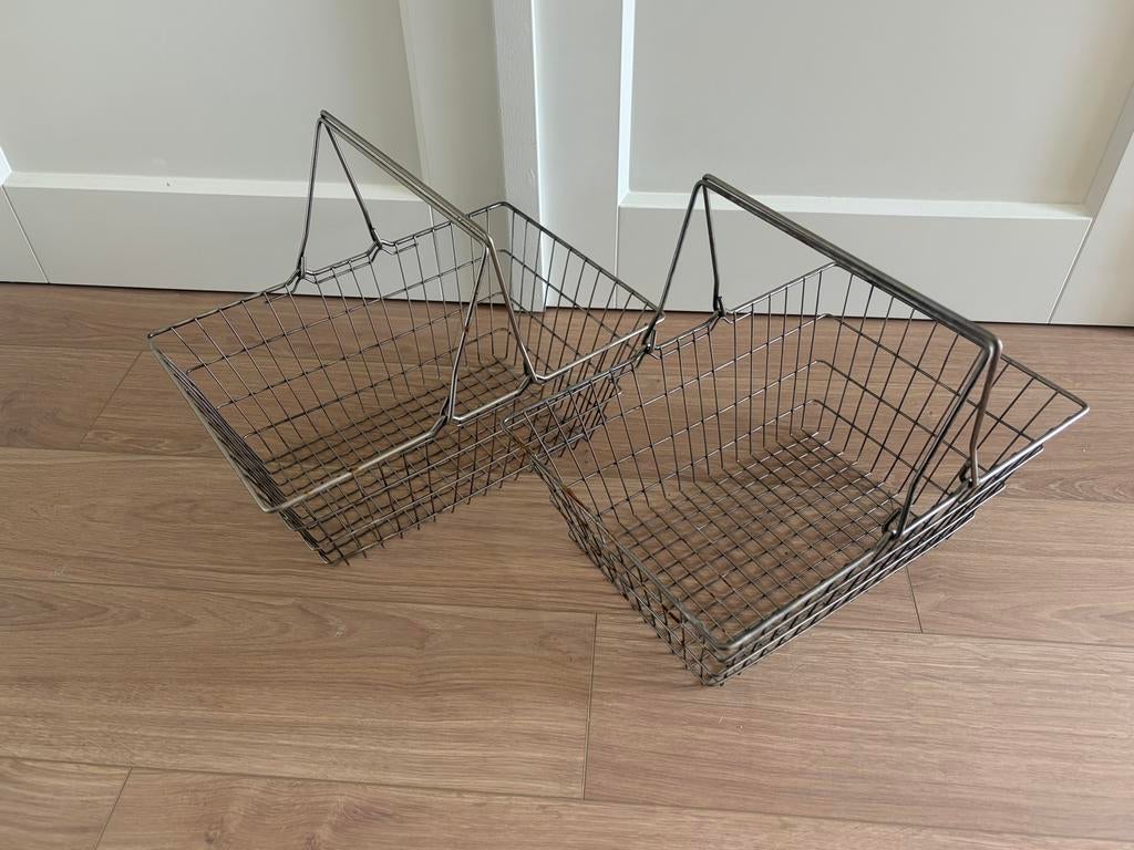 Twee metalen mandjes - decoratie, winkel of opberg, Overige materialen, Gebruikt, Mand, Ophalen of Verzenden