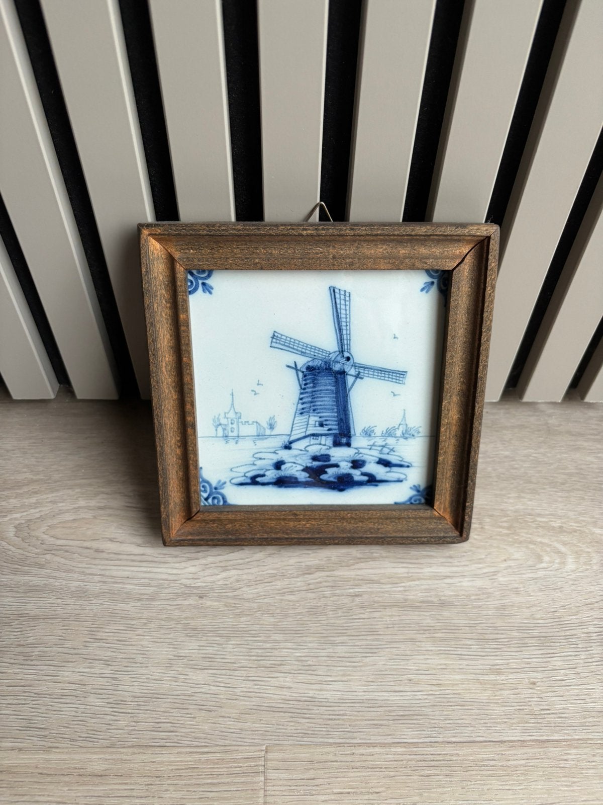 Makkum wandtegel met molen – in houten lijst – 13 x 13 cm, Antiek en Kunst, Ophalen of Verzenden