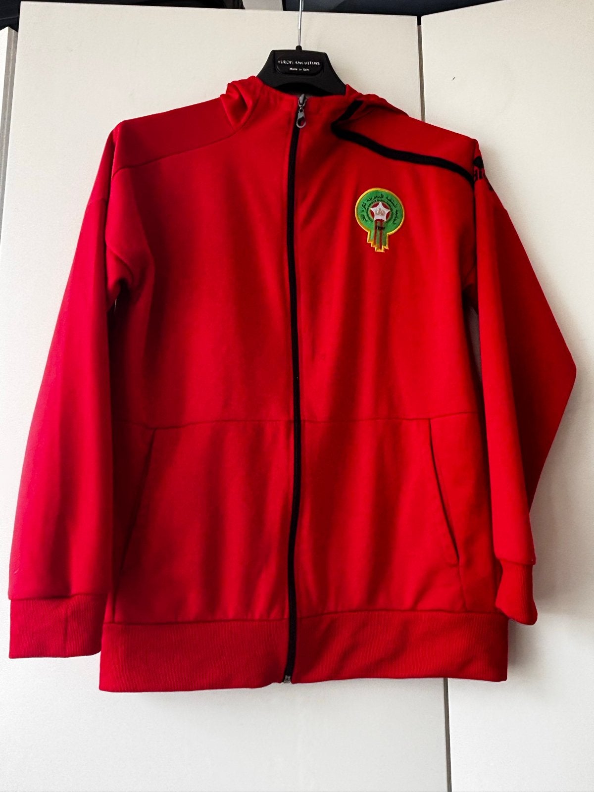 Marokko voetbaljack - Rood met embleem, Ophalen of Verzenden, Zo goed als nieuw, Jongen of Meisje, Trui of Vest