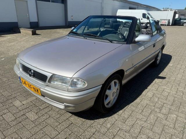 Opel Astra Cabriolet 1.8i-16V Comfort APK 03-06-2027 nostalg, Gebruikt, 4 cilinders, 116 pk, Beige