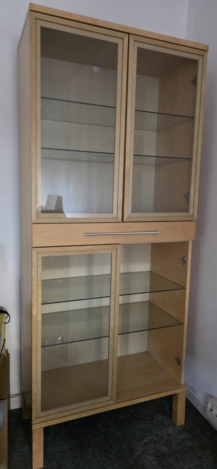Glazen vitrinekast met lade en deuren (één glas kapot), Huis en Inrichting, Ophalen, Gebruikt, Met lade(s), Overige houtsoorten