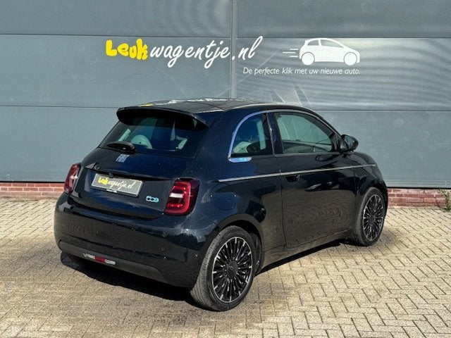 Fiat 500 e La Prima 42 kWh *pano *leer *carplay *camera *17, Dealer onderhouden, Gebruikt, 118 pk, 4 stoelen