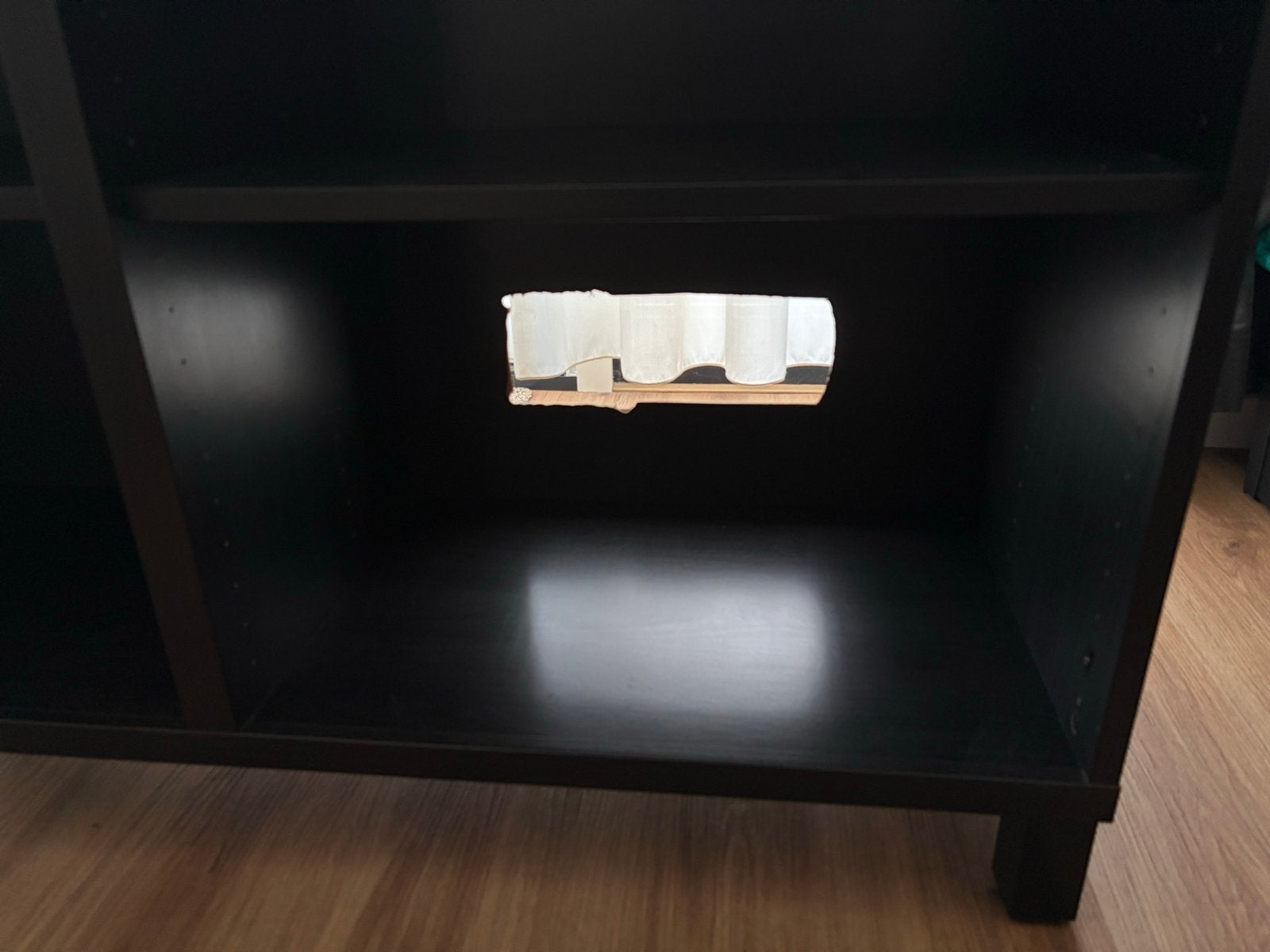 Foto 12 van 2x Ikea Besta dressoir met grijze deurtjes - 120x65x40 cm
