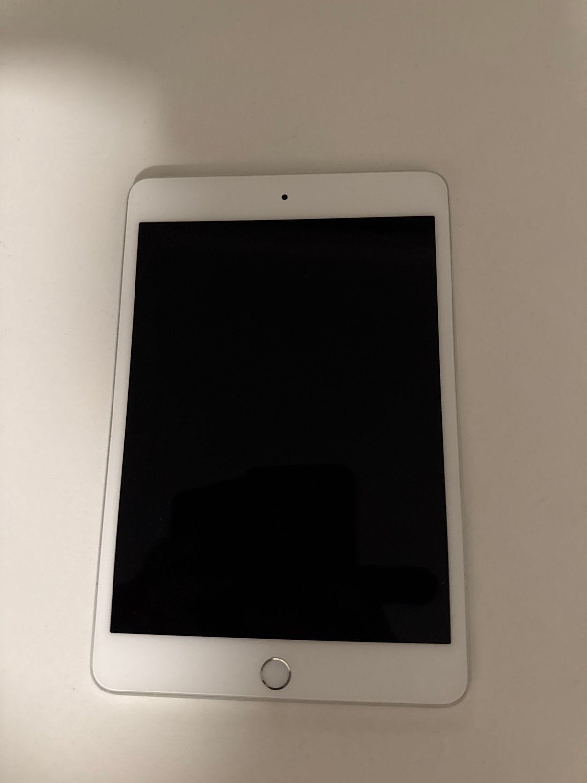 Foto 4 van Apple iPad mini 4 64GB - Zilver - Goed werkend