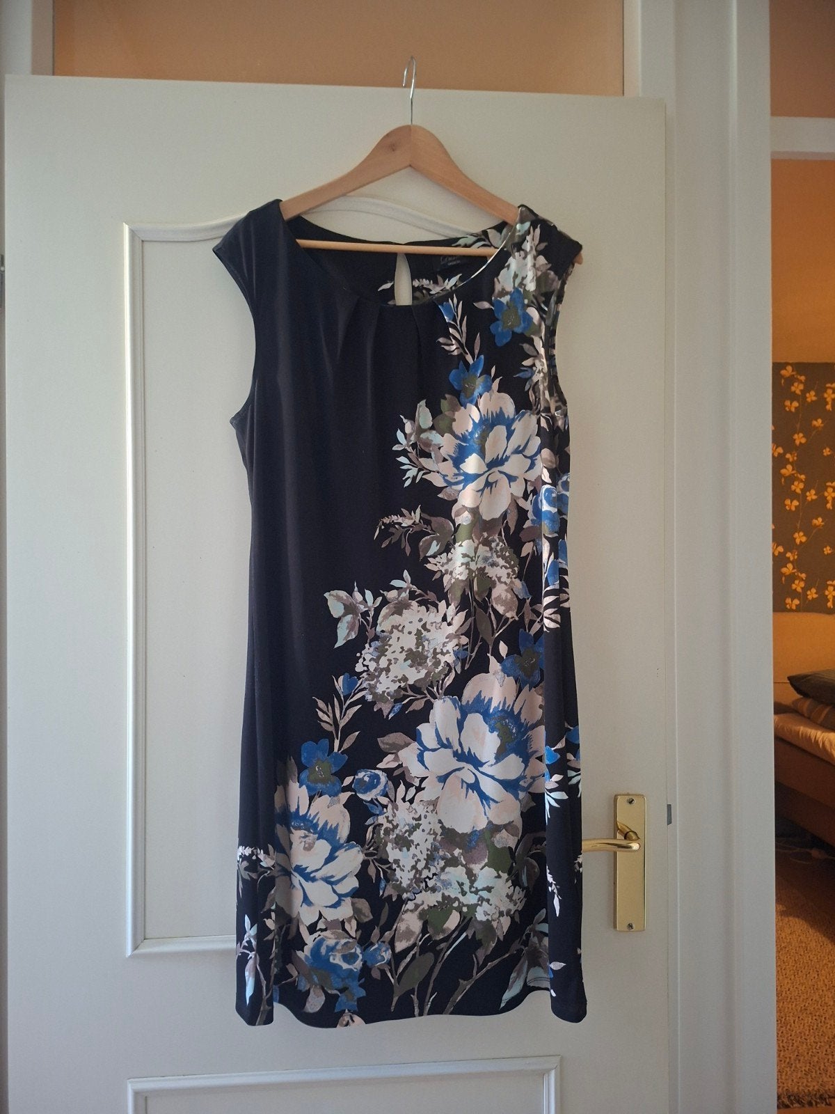 Zwarte Yessica jurk met bloemenprint - Maat 40/42, Zwart, Zo goed als nieuw, Onder de knie, Ophalen