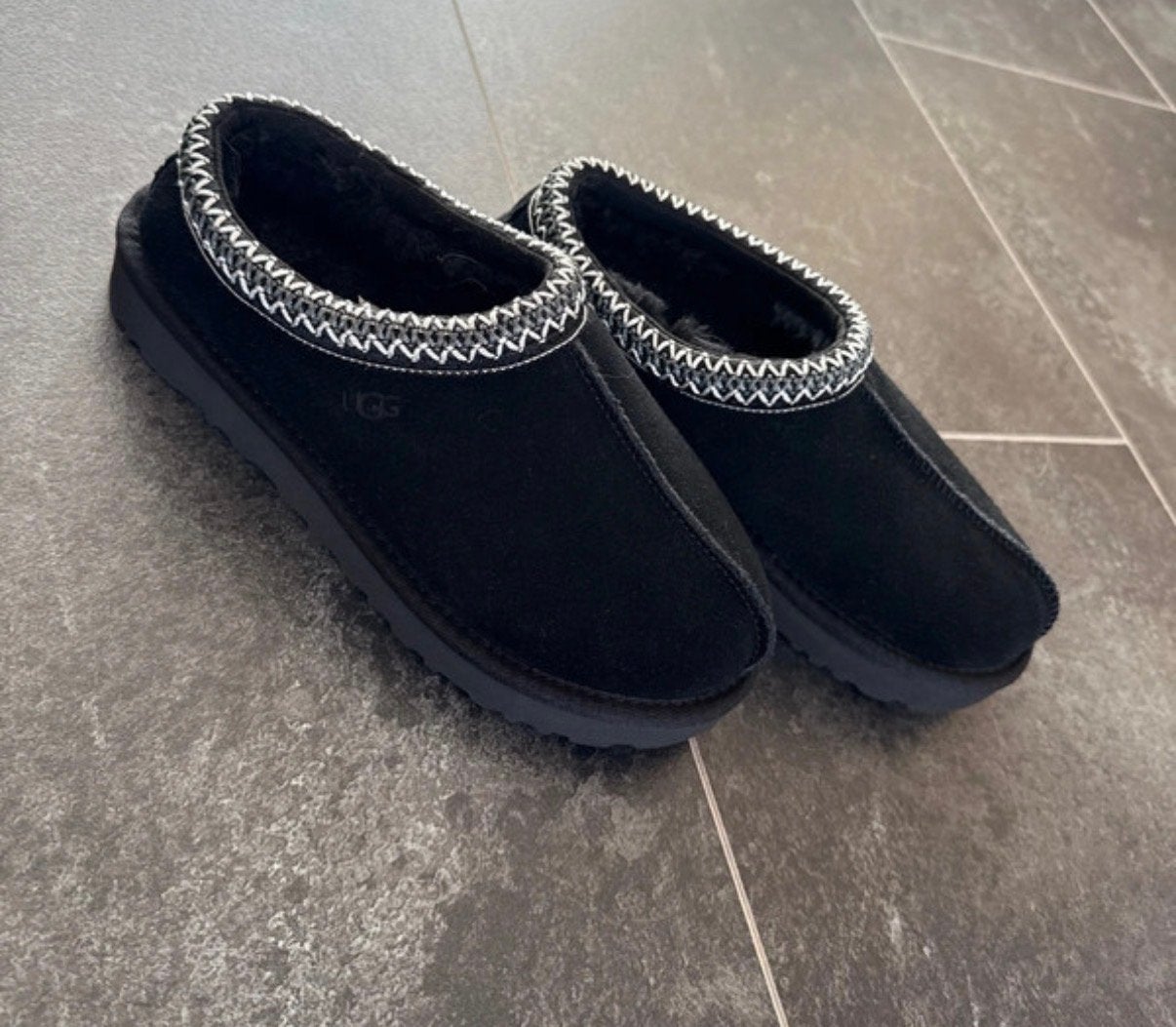 Uggs Tasman II - Maat 38 - Gloednieuw en Origineel, Ophalen of Verzenden, Nieuw, Zwart, Pantoffels of Sloffen