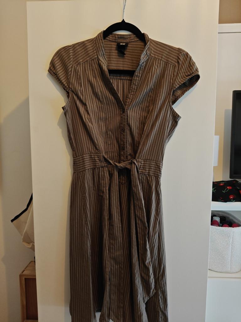 H&M gestreepte jurk met strikceintuur, Kleding | Dames, Maat 38/40 (M), H&M, Bruin, Ophalen of Verzenden