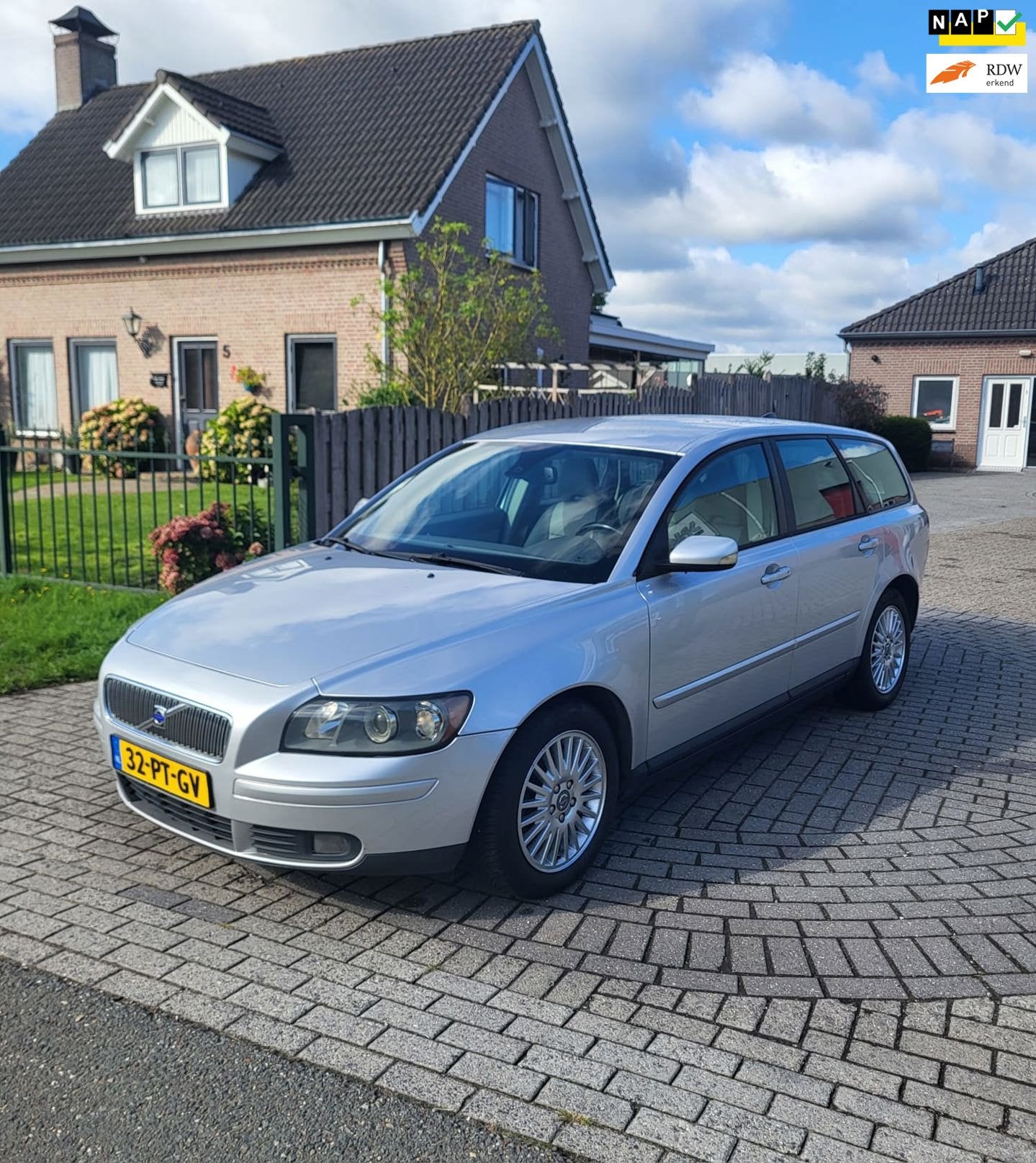 Volvo V50 2.4 Momentum Automaat, Clima, PDC, APK 05/27!, Auto's, Volvo, Gebruikt, 700 kg, Leder en Stof, 2435 cc