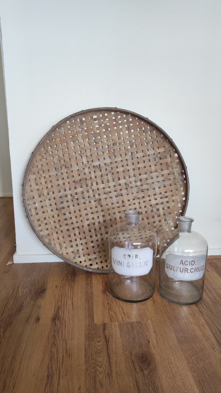 Vintage rieten schaal en apothekersflessen, Ophalen
