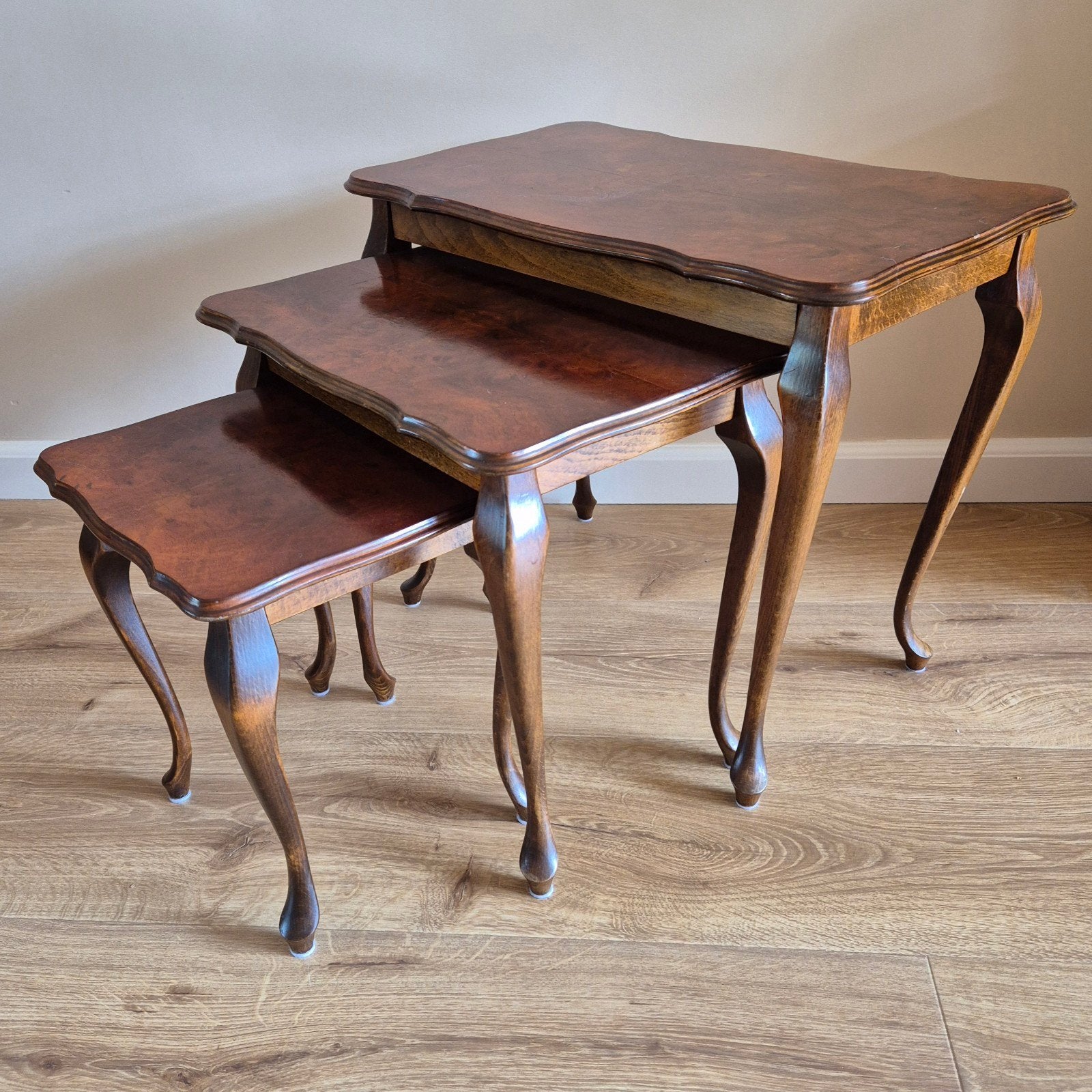 Set van 3 Queen Anne nesttafels met wortelnoot fineer, Ophalen
